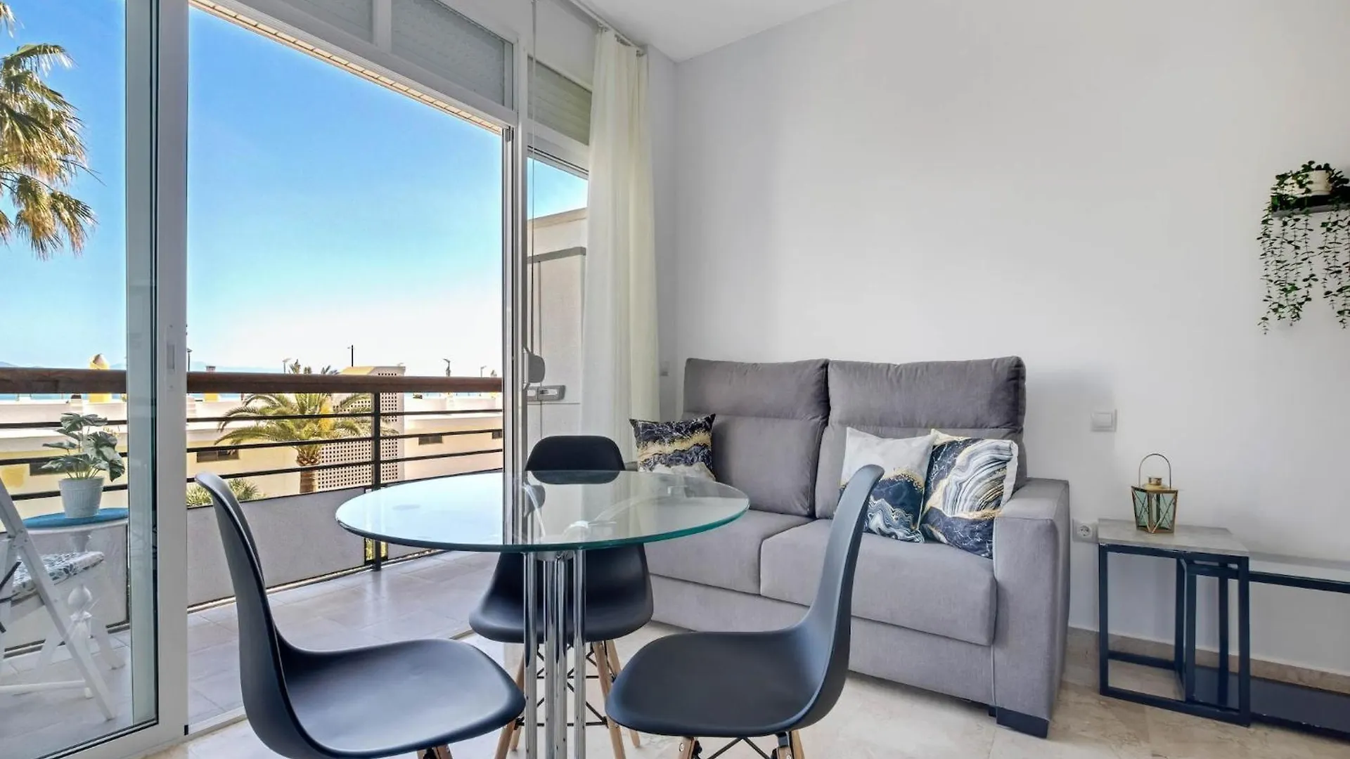 Sea-View Apartment Near La Carihuela 托雷莫利诺斯